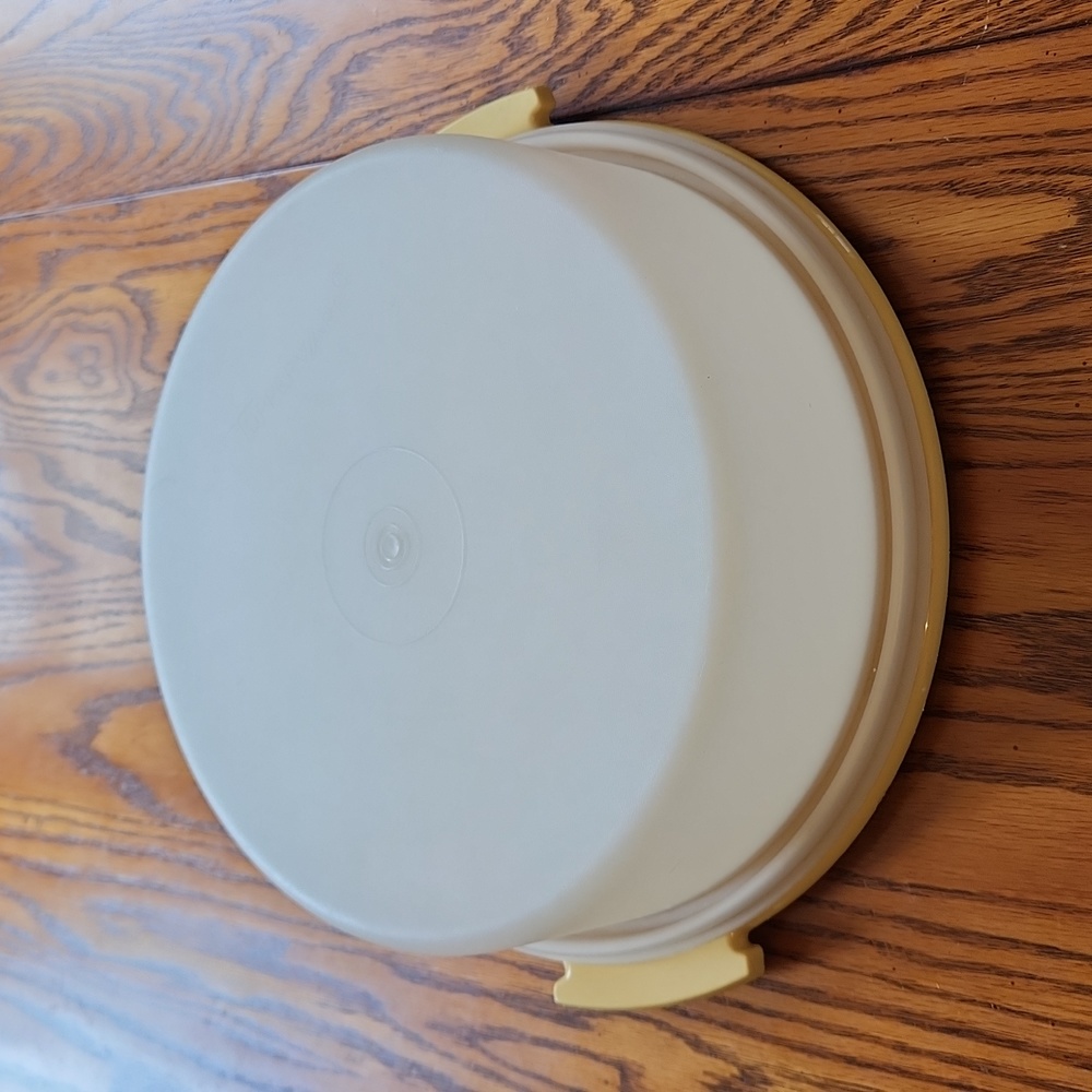 Vintage Tupperware Harvest Gold Round Cake Taker